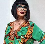 Cum a putut veni îmbrăcată Ozana Barabancea la sfințirea Catedralei Mântuirii Neamului! Pelerinii s-au uitat urât la ea!